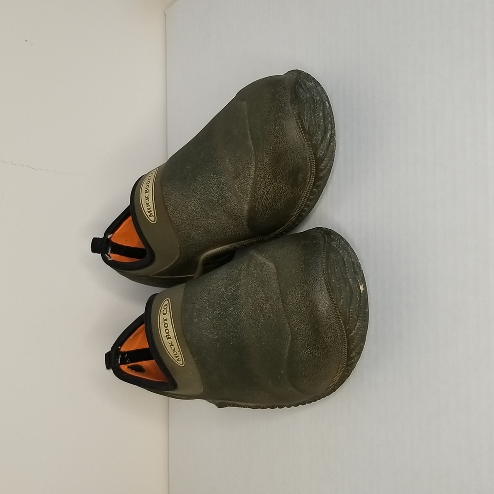 Muck Boot Co Shoes Womens 7.5. These are army green but looks black in pictures.